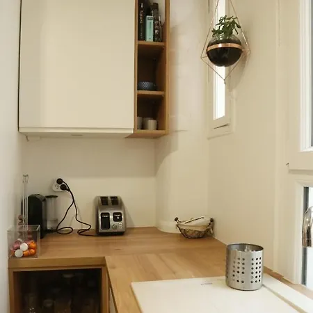 Charming Apartment In A Lively Neighbourhood! *
