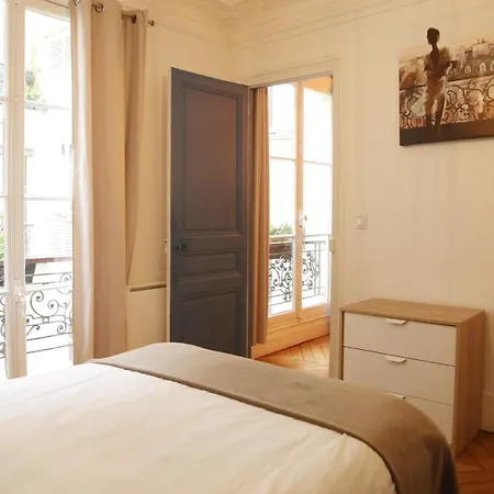 Charming Apartment In A Lively Neighbourhood! *
