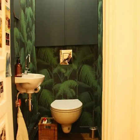 Charming Apartment In A Lively Neighbourhood!
